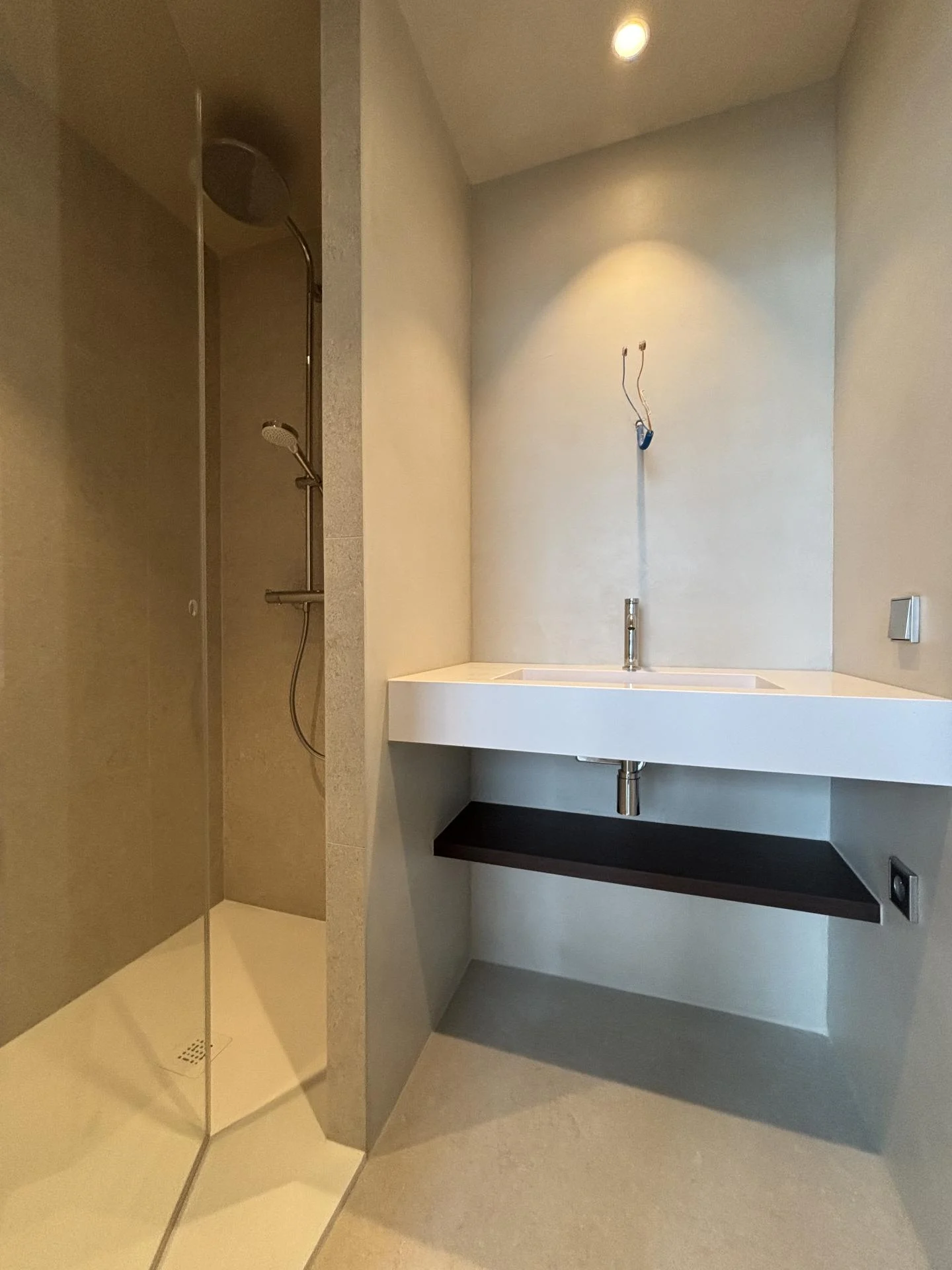 Be Chroma béton ciré plan de vasque mur et plafond